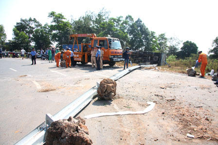  Xe tải lật dưới chân cầu vượt làm một người trọng thương